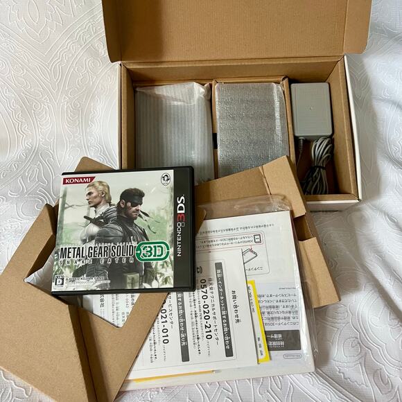 Metal Gear Solid Snake Eater 3D Premium Package 3DS Console in Box - Picture 4 of 5